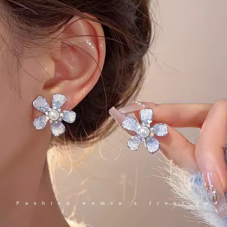 Cool blue gradient flower pearl stud earrings, ins trendy, niche and high-end style earrings, women's light luxury unique earrings full figure