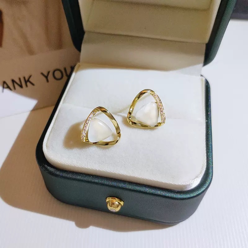 Sweet and versatile, elegant cat's eye stone earrings for women 2025 New triangular cat's eye stone earrings S925 silver needle earrings full figure