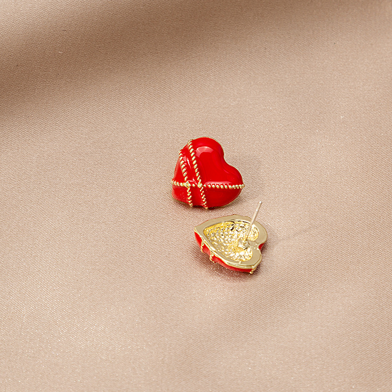 S925 Silver Needle Oil-Dripping heart-shaped Earrings, French style, retro heart, autumn and winter edition, Korean style, internet-famous stud earrings Application Scenario
