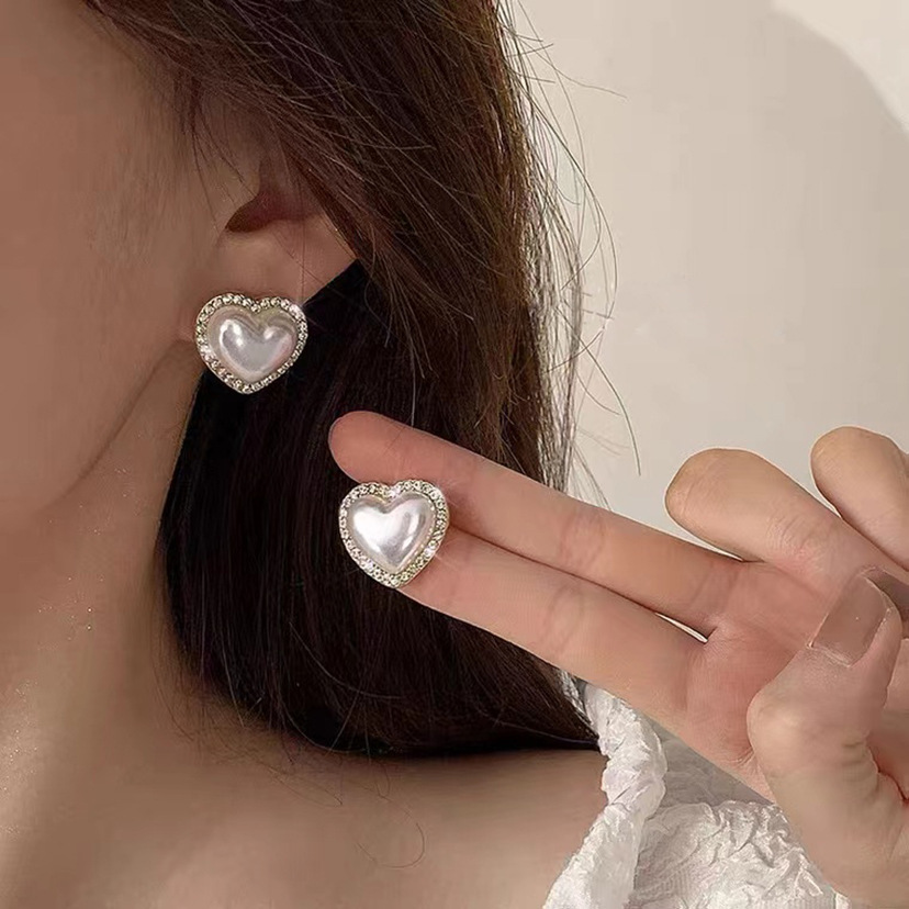 S925 Silver Needle Dongdaemun Heart-shaped Pearl Earrings from South Korea, versatile for women, diamond-encrusted, personalized and fashionable stud earrings details Picture
