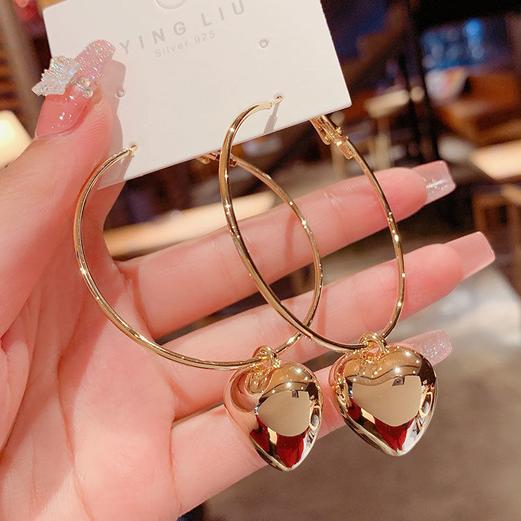 Cross-border European and American golden heart-shaped ear rings, hollow heart-shaped large ear rings, ins cold style metal texture earrings full figure