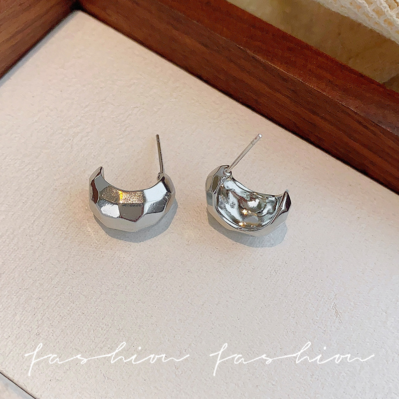 European and American niche matte metal brushed and cut silver earrings, trendy and individualistic, irregular stud earrings Application Scenario