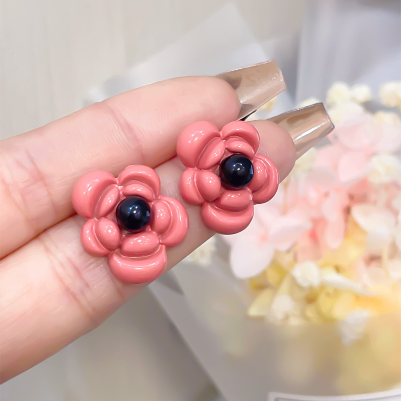 Obsidian plum pink retro French camellia flower earrings for women, a light luxury and high-end feel, a small and ethereal sweet stud Application Scenario