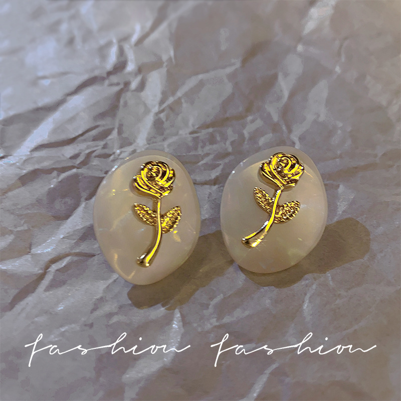 French retro court-style oval stud earrings, simple and elegant rose earrings, trendy and niche design earrings Specification drawing