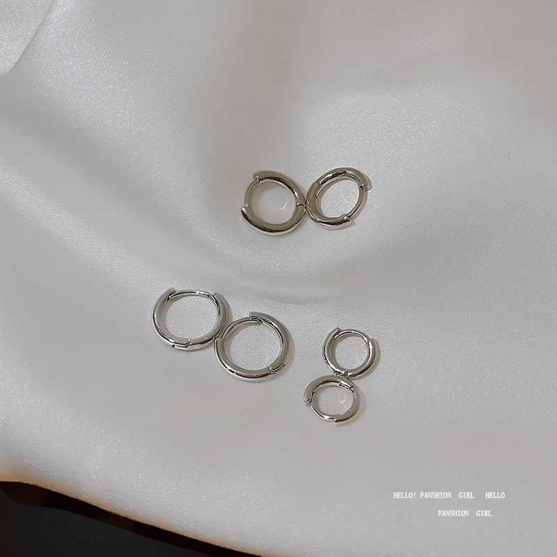 Simple ear piercing, no need to remove for sleeping, plain ring ear buckles, round face slimming, high-end earrings, delicate and versatile earrings for women Application Scenario