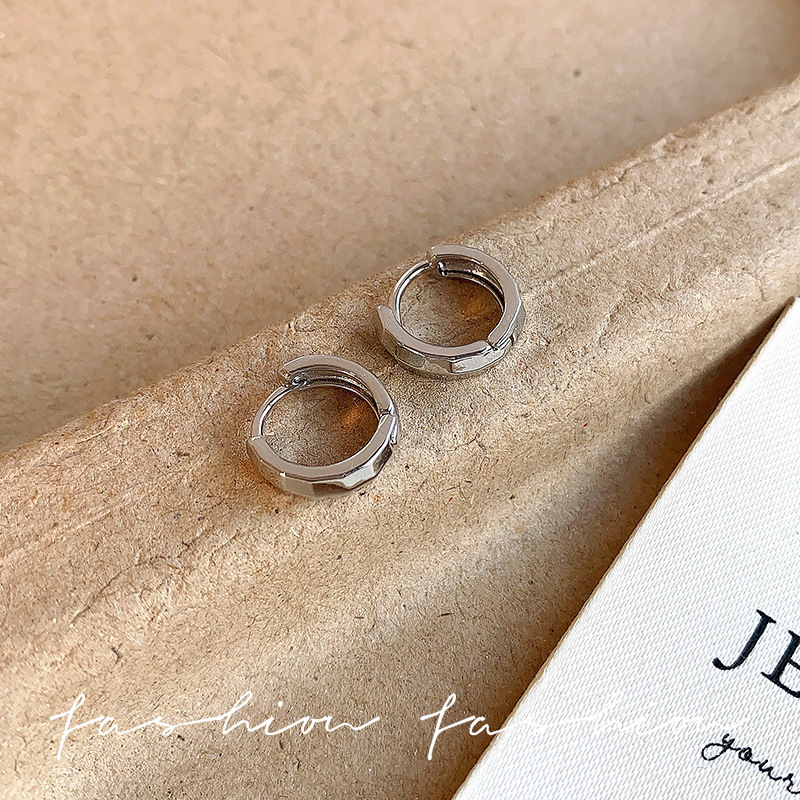 Exquisite ear-piercing earrings with a unique design for women, exuding a sense of sophistication and elegance. Simple and elegant stud earrings are fashionable and trendy Application Scenario