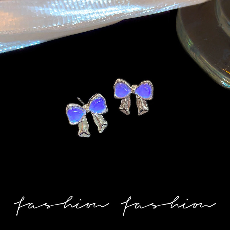 Korean-style sweet bow stud earrings, a niche design for women, exude a sense of sophistication and versatility. These are fashionable and elegant commuting earrings Application Scenario