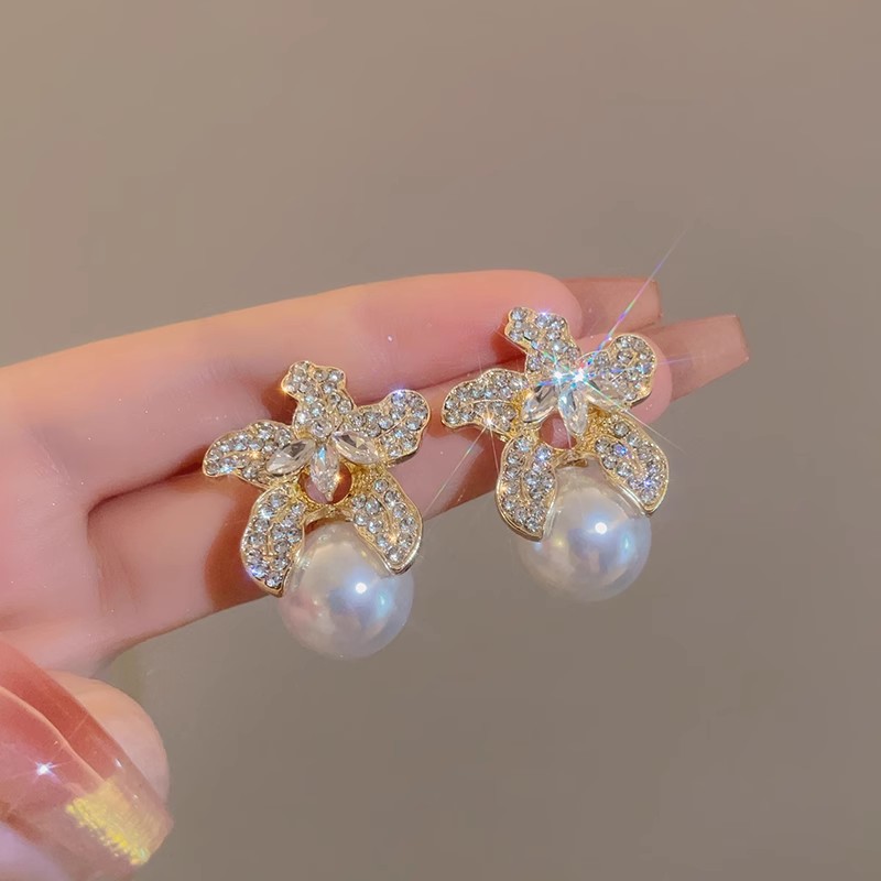 French fashion, exquisite, retro diamond-encrusted pearl flower stud earrings, light luxury, elegant temperament, cold style, high-end feel details Picture