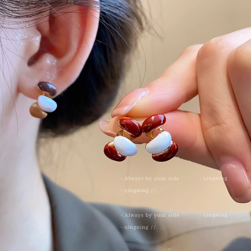 Maillard coffee-colored bean stud earrings, a retro Hong Kong-style high-end look, are unique and versatile earrings that exude a feminine charm full figure