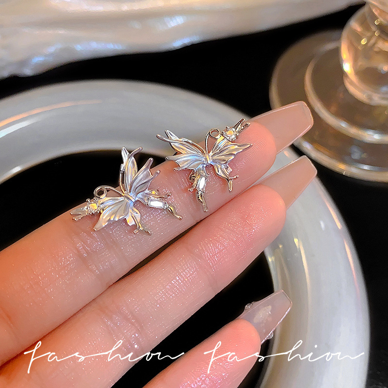 Cold and ethereal hollowed-out butterfly stud earrings for women to show off their faces, small ear bone stud earrings, exquisite and simple earrings, internet-famous earrings details Picture