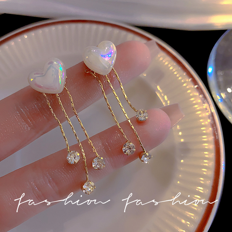 Heart-shaped pearl long tassel earrings for women, with a unique and fashionable design. The stud earrings are simple, elegant and elegant full figure