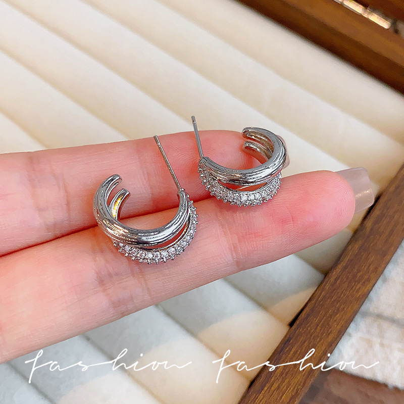 Simple French-style micro-inlaid zircon circular stud earrings, a trendy and versatile, niche Korean light luxury exquisite earrings and earrings details Picture
