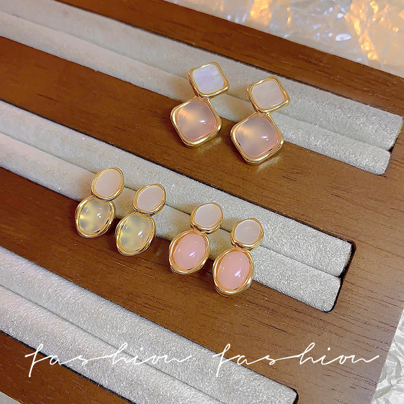 The delicate square stud earrings in the style of "Little Chanel" are simple and cold in style for women. They are light luxury, niche, versatile and high-end earrings Specification drawing
