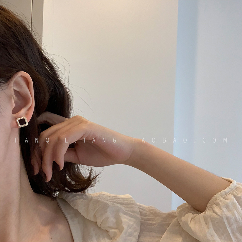 S925 Silver needle retro black oil-dripping square pearl stud earrings, women's light luxury style earrings, trendy and versatile, elegant earrings Application Scenario