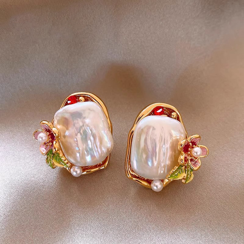 Irregular Baroque pearl stud earrings for women, light luxury, elegant and grand, fashionable, retro and high-end, unique earrings full figure