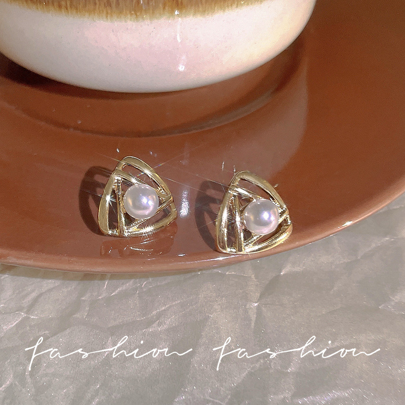 S925 Silver Needle New Korean ins style elegant pearl hollowed-out triangular geometric small and simple stud earrings Application Scenario