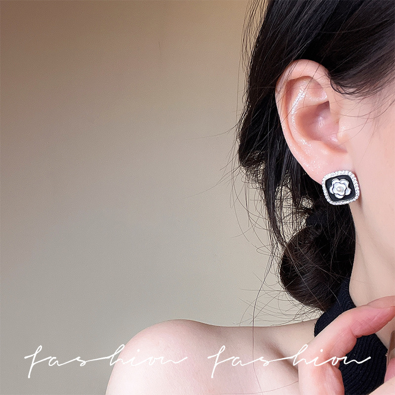 Forest-themed exquisite summer fresh flower stud earrings, high-end, niche and unique earrings, feminine charm, Hong Kong-style retro earrings Specification drawing