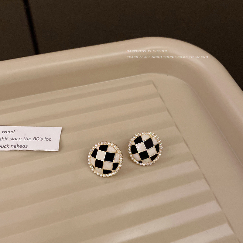 The simple checkerboard pearl earrings exude a sense of sophistication, individuality, and retro style. The design is unique and the round ball style is elegant. The stud earrings are for women Specification drawing