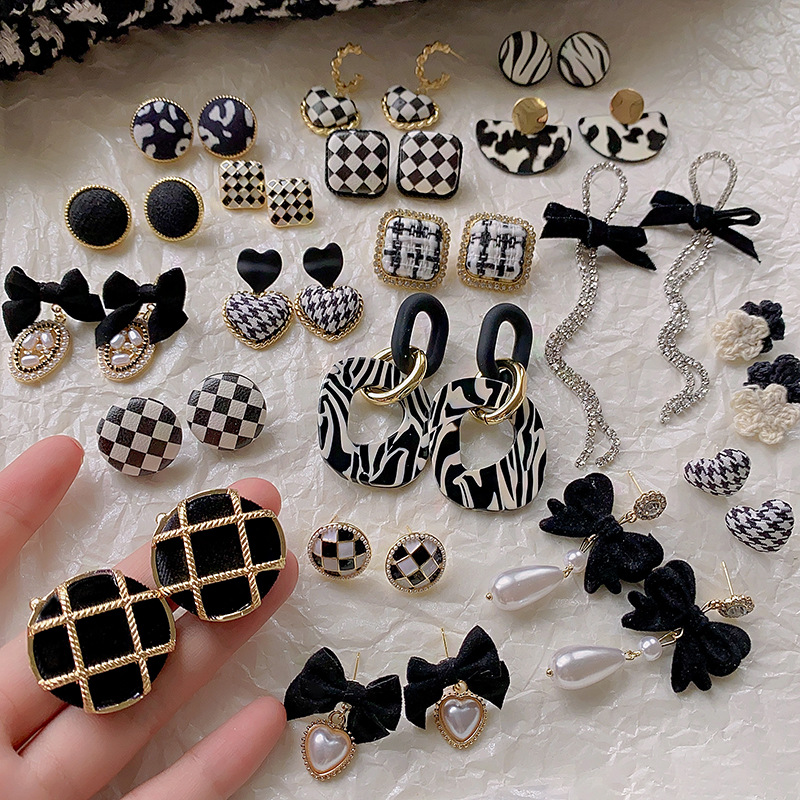 The 2025 new plush earrings exude a sense of sophistication and style, are versatile, and feature retro Hong Kong-style autumn and winter earrings with 925 silver needles details Picture