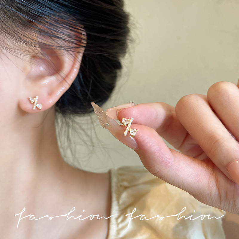 Exquisite and small cross-shaped heart stud earrings 925 silver needle, high-end, light luxury and simple earrings, female Internet celebrity style earrings full figure