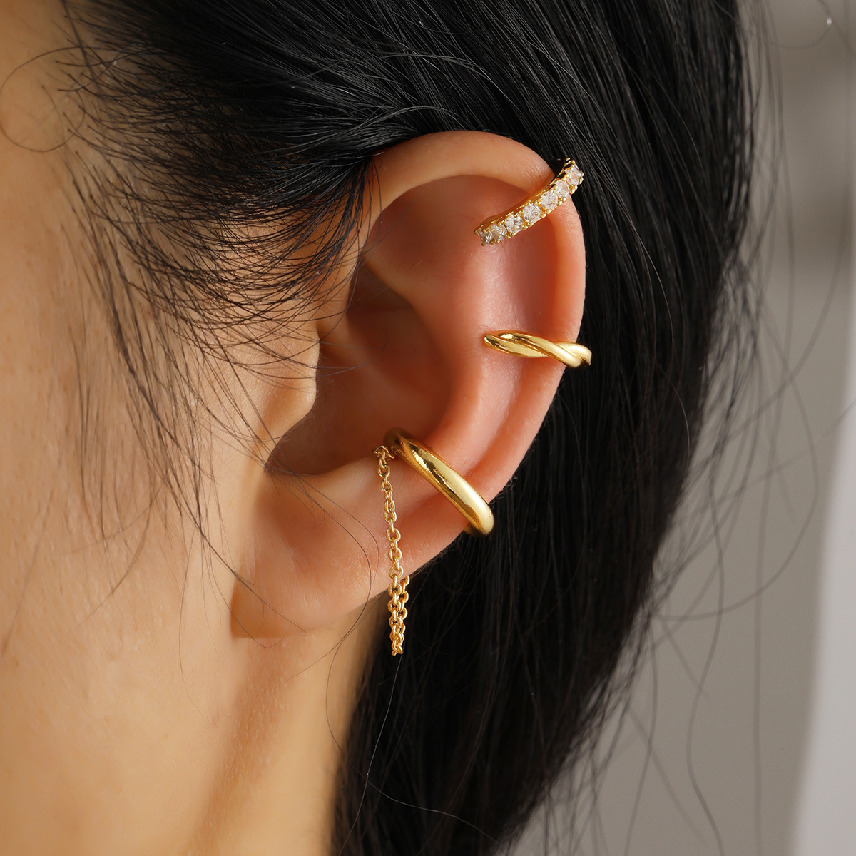 This is a retro and personalized set of the popular cross-border best-selling Point Drill C-shaped ear bone clip without ear holes in Europe and America full figure