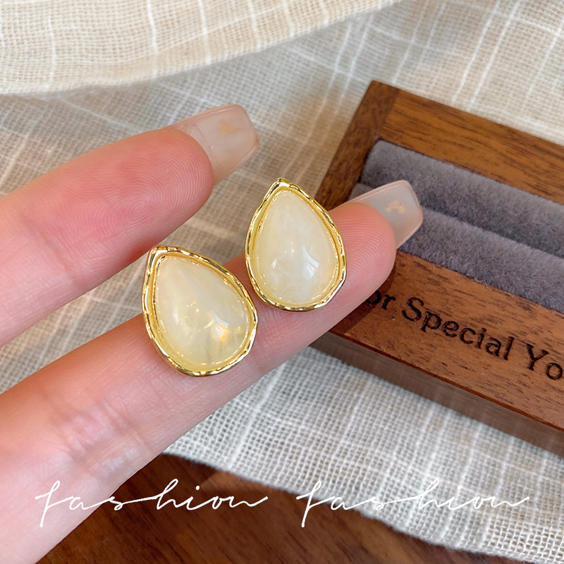 Niche design, ice-transparent cat's eye stone teardrop ear studs, exquisite daily versatile earrings, elegant, light luxury and simple earrings full figure