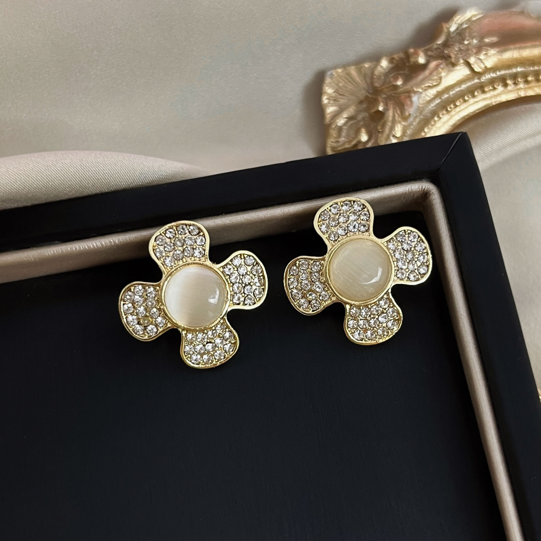 S925 Silver Needle imitation cat's eye stone diamond-encrusted flower stud earrings for women, simple and versatile summer earrings, new trendy earrings full figure