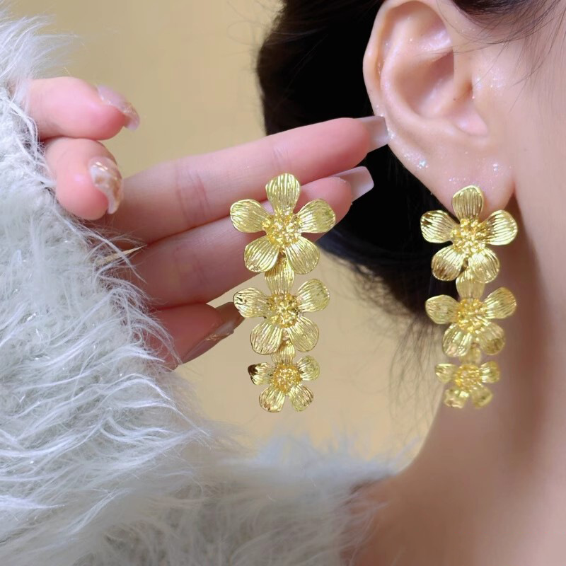 Gilded golden flower earrings, women's tassel long metal light luxury high-end earrings, exaggerated and elegant vintage earrings full figure