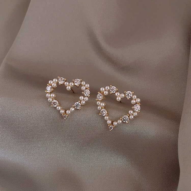 S925 Silver needle, Dongdaemun, South Korea, heart-shaped water diamond pearl, fashionable and elegant, sweet and delicate, small stud for women full figure