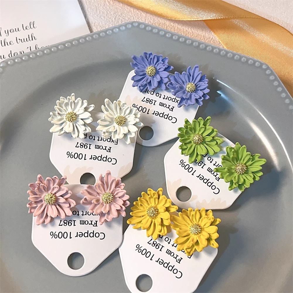 Early spring Daisy flower stud earrings with a unique design sense for women, a new 2025 bestseller, fresh and sweet earrings full figure