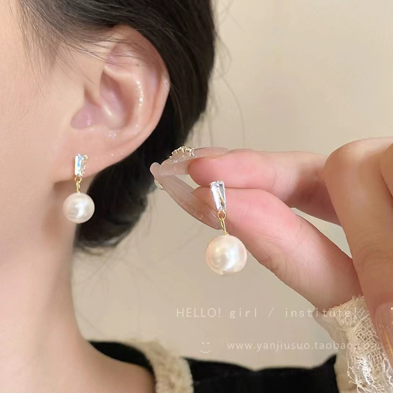 Simple and elegant pearl earrings, new trendy French style, silver needle stud earrings, high-end earrings, retro style earrings full figure