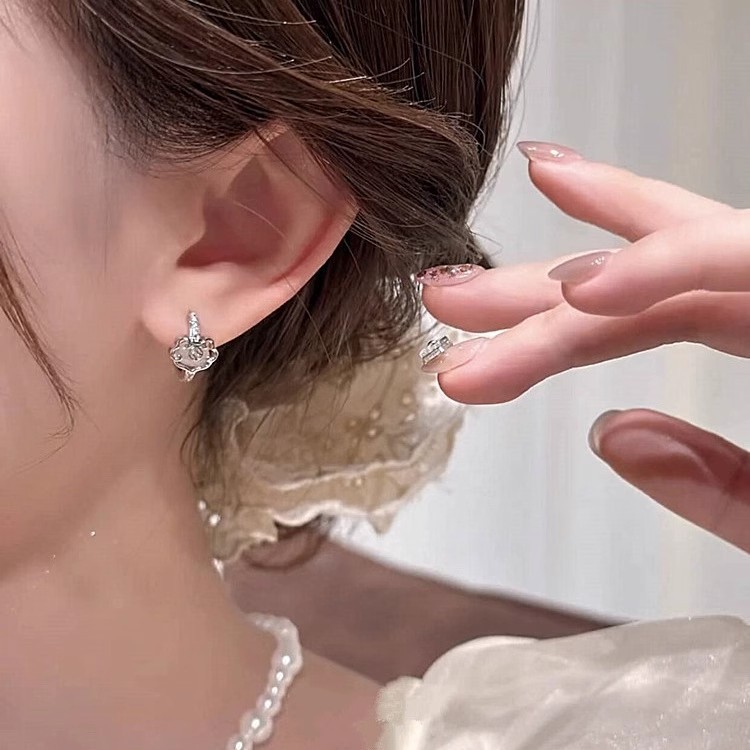 Cat's eye stone ruyi peace lock ear buckle, with a light luxury and high-end feel, exquisite and elegant traditional Chinese style earrings, the same trendy style for women on Xiaohongshu Application Scenario