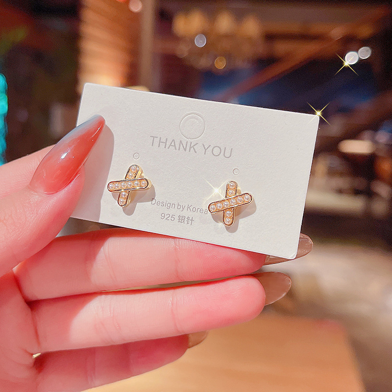 925 Silver Needle Korean version new pearl personalized design cross-shaped earrings, the same style as the trendy female Instagram influencer stud earrings Specification drawing