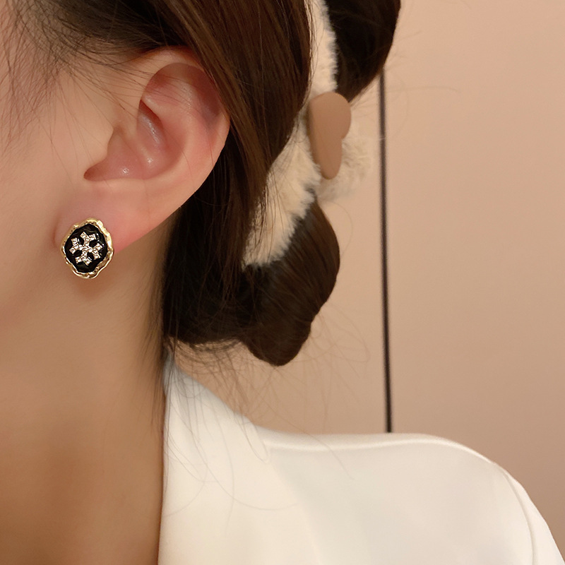 S925 Silver needle retro design Irregular geometric snowflake zirconia stud earrings are fashionable and elegant earrings for women details Picture