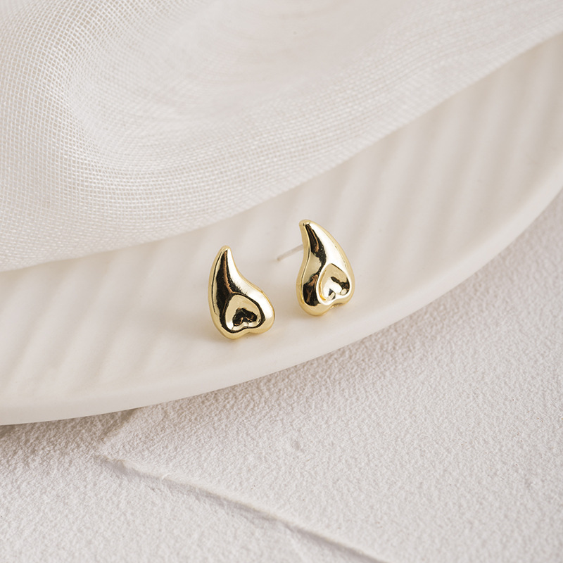 S925 Silver Needle Korean version New simple metal heart-shaped stud earrings, the same design as the trendy Instagram influencers, small stud earrings Specification drawing
