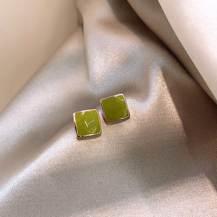 Avocado green stud earrings exude a feminine charm, with a niche design and a simple yet compact style. This is the new trend of the year full figure