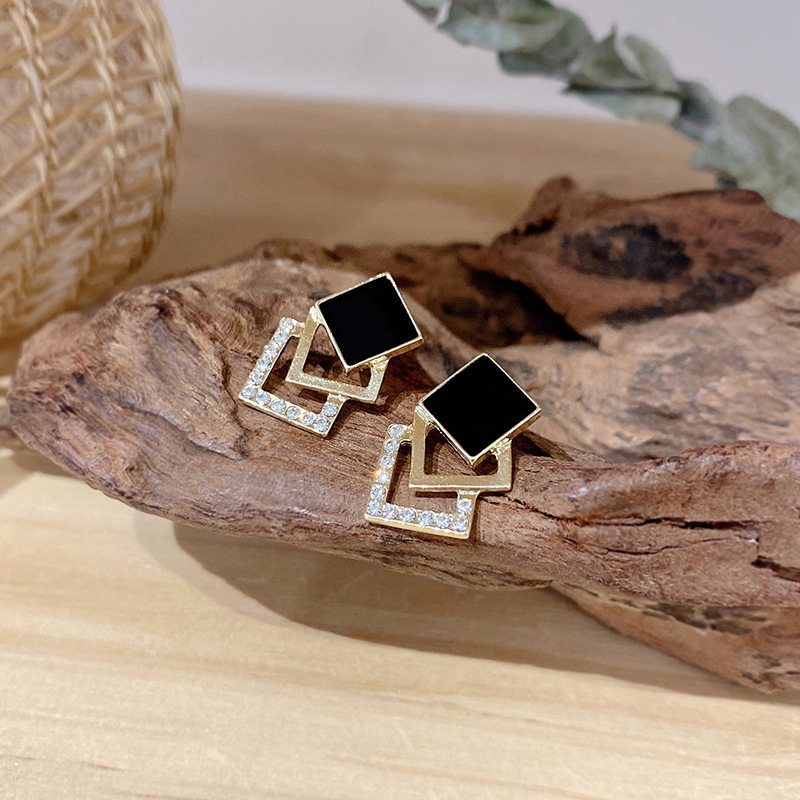 Small and stylish Japanese and Korean square oil-dropping stud earrings, a versatile and niche geometric design for women, S925 silver needle earrings Application Scenario