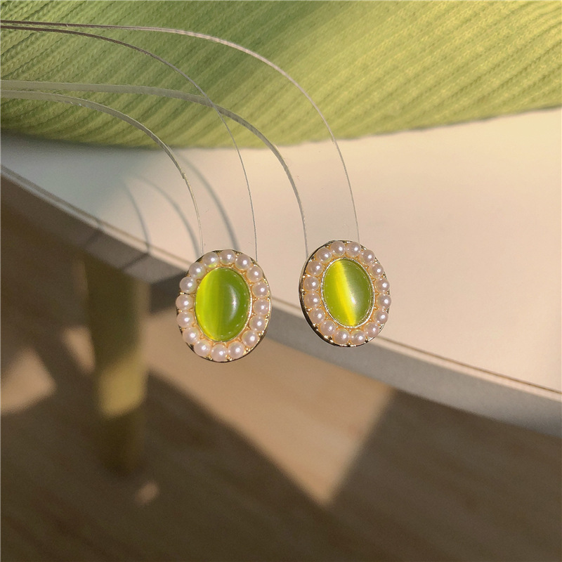 Forest-themed sweet student-style earrings, green retro gentle cat's eye stone stud earrings, S925 silver needle light luxury earrings for women details Picture