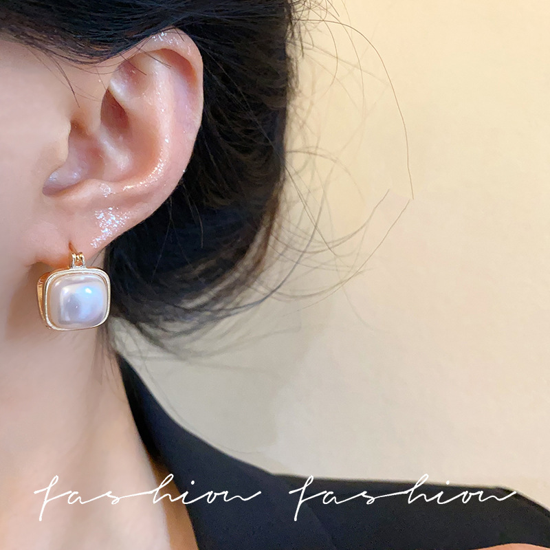 Pearl ear buckles exude a feminine charm. The simple white stud earrings feature a niche design, exuding a light luxury, individual, fashionable and high-end feel Specification drawing