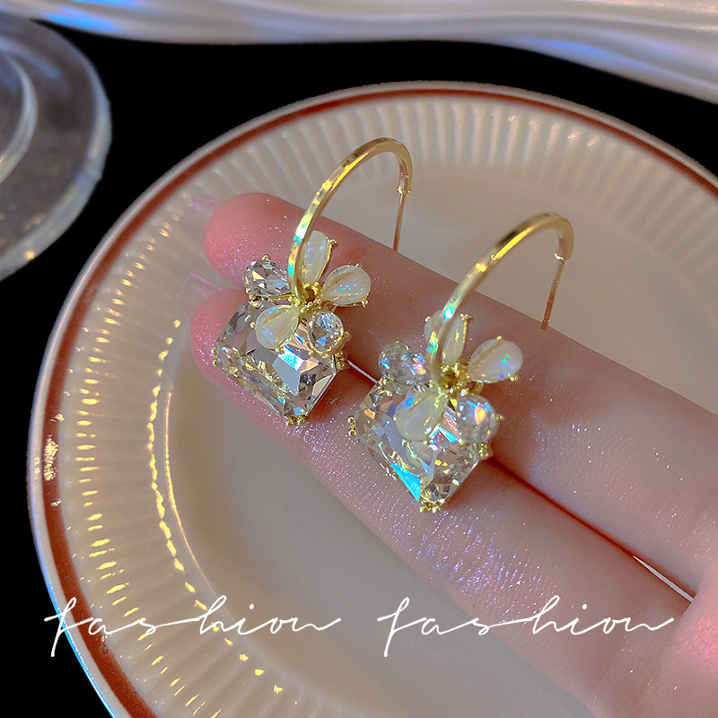 Dongdaemun's stylish and fashionable, super sparkling crystal and diamond flower ear buckles, women's exaggerated and unique personality, and trendy ear rings as women's accessories full figure
