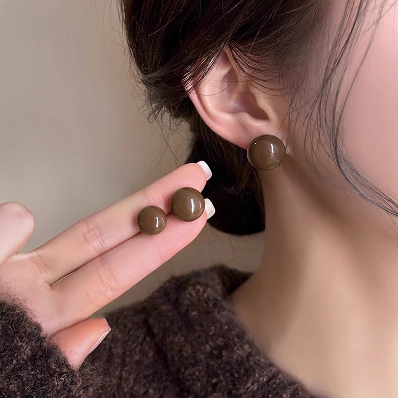 Autumn and winter Maillard style coffee-colored pearl stud earrings for women, retro and fashionable, simple and versatile, unique earrings full figure