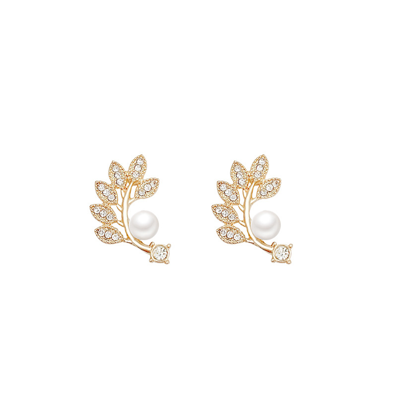 The S925 silver needle pearl stud earrings from Dongdaemun, South Korea, are a fashionable, simple, retro and versatile light luxury ear accessory Item Picture