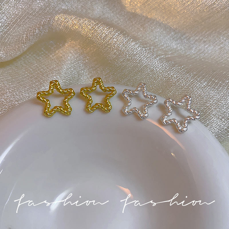 Five-pointed star twisted metal stud earrings, gentle and elegant for women, exude a sense of sophistication and are versatile for daily use. Autumn and winter commuting earrings and accessories Specification drawing