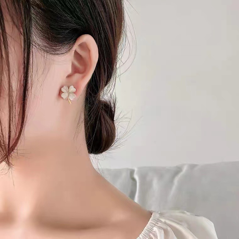 S925 Silver Needle Korean new cat's eye stone four-leaf Clover simple, fresh, fashionable and elegant stud earrings for women details Picture