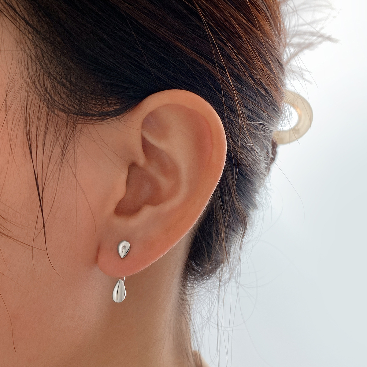 Design sense metal pearlescent surface teardrop-shaped niche stud earrings for women's ins, high-end niche metal sweet and cool stud earrings full figure