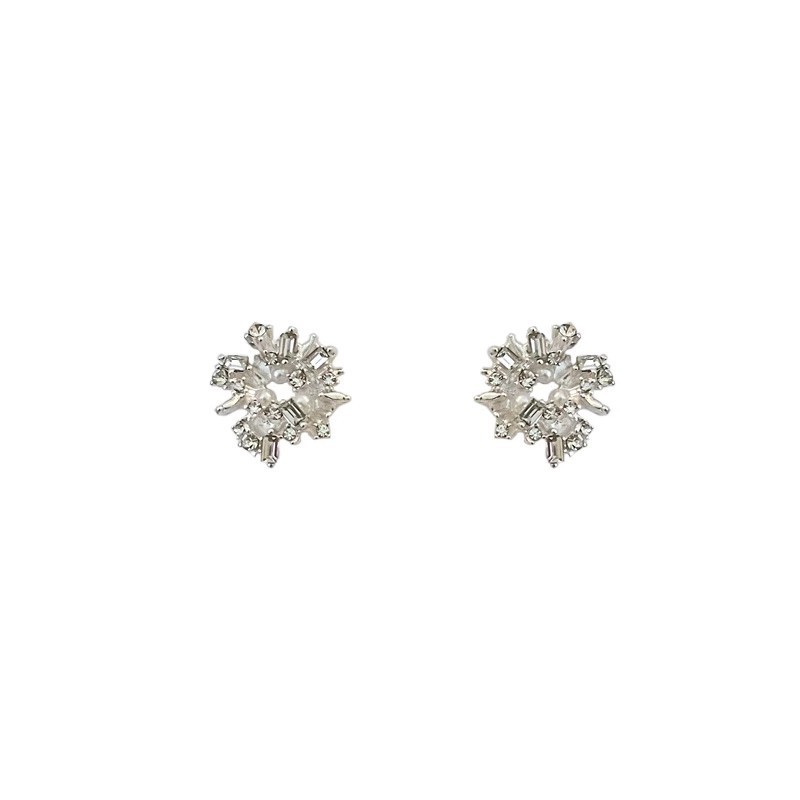 Geometric pearl sunflower silver needle stud earrings for women, unique, exquisite and high-end style earrings, fashionable, niche and individual earrings Item Picture