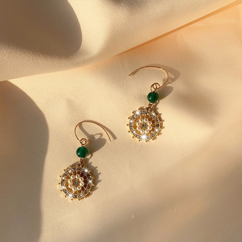 Lucky disc micro-inlaid craft earrings, French pearl earrings for women, simple and fashionable, Japanese and Korean style earrings, retro stud earrings Application Scenario