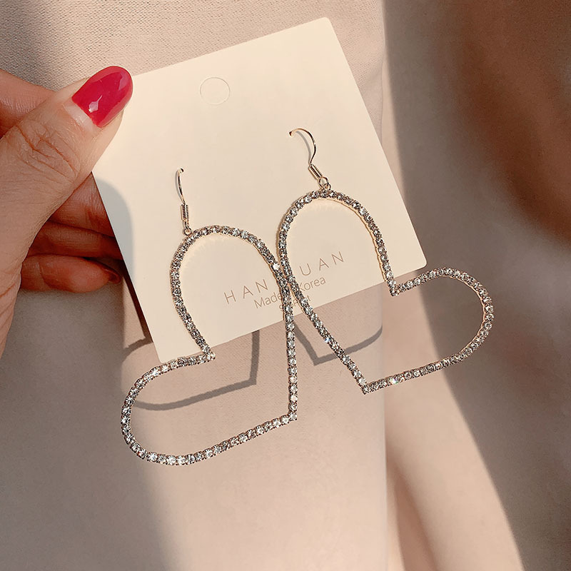 Full-diamond hollowed-out heart-shaped earrings for women, a new Korean style with a unique and elegant charm, a goddess-like style, and a trendy long ear accessory full figure