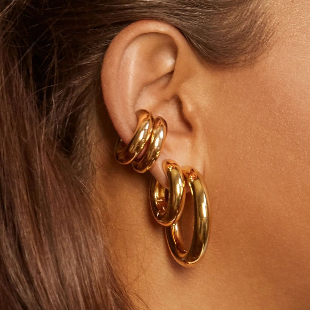 A new set of 4-piece, simple and elegant round C-shaped alloy earrings from Europe and America, with bold and high-end female ear buckles and ear rings full figure