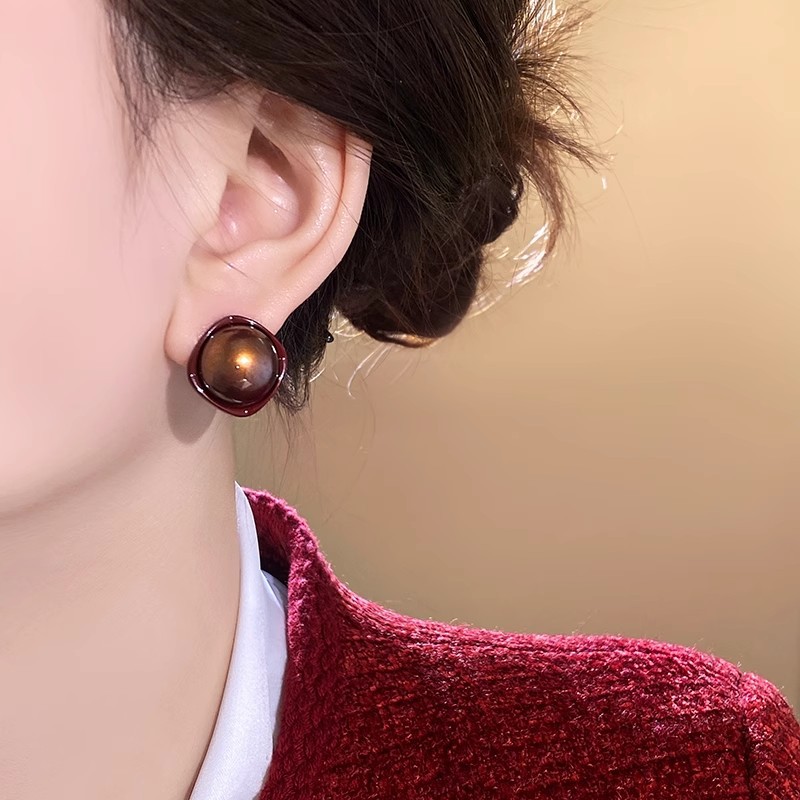 Retro Hong Kong-style red square stud earrings for women, exquisite and fashionable, versatile earrings, a unique and unique style, versatile earrings Specification drawing